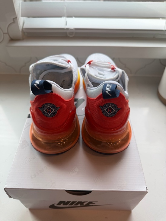 Athletic_Shoes
